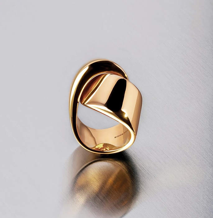 image of vhernier abbraccio ring